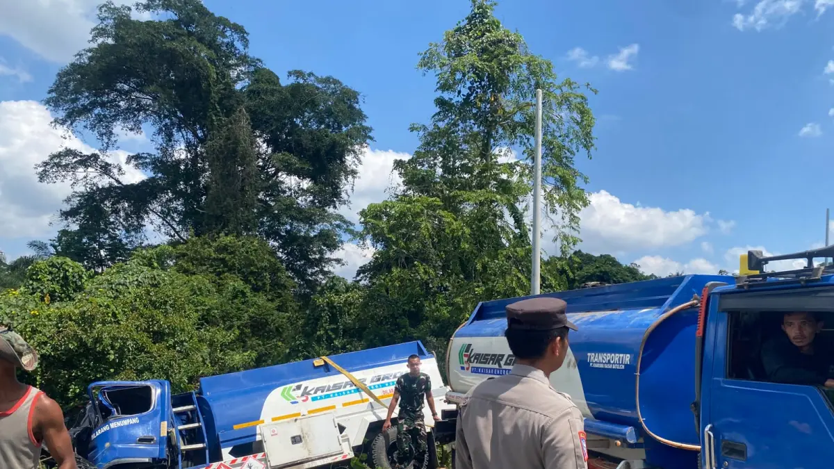 KECELAKAAN MAUT: Petugas berada di lokasi kecelakaan yang melibatkan mobil pikap dan truk tangki di Jalan Alternatif Batulicin–Banjarbaru, Kecamatan Mantewe, Sabtu (1/8) (Foto: PKJR Tanah Bumbu)