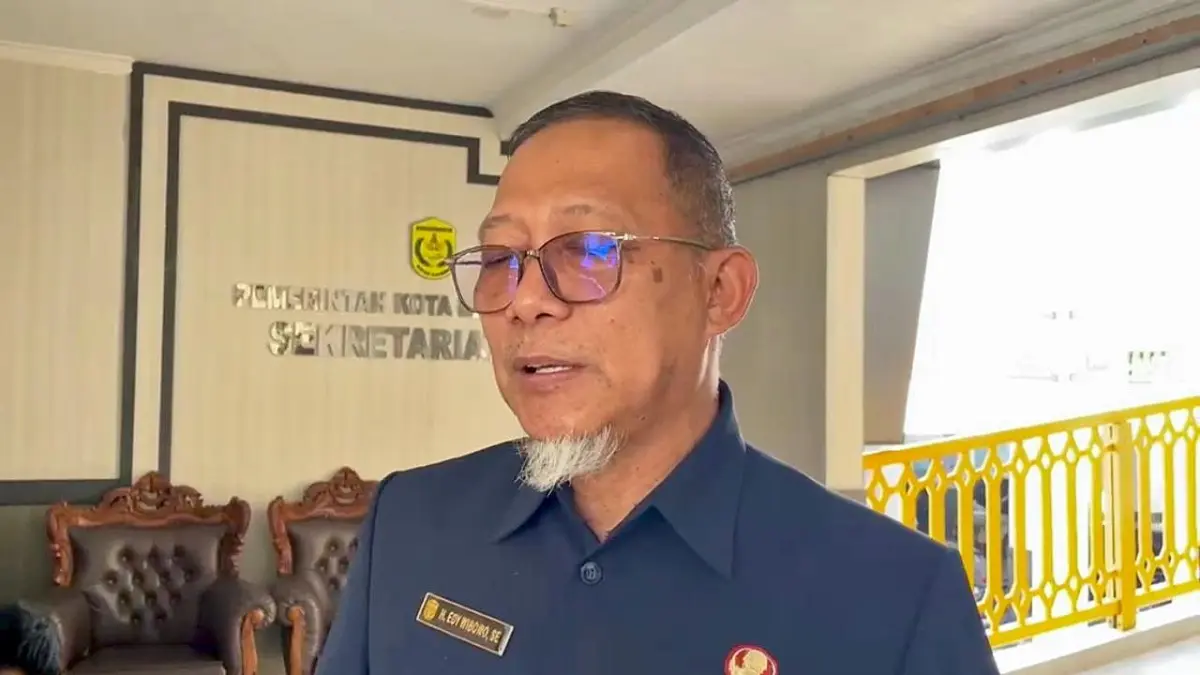 Kepala BPKPAD Kota Banjarmasin, Edy Wibowo memberi penjelasan perihal anggaran untuk pembayaran gaji pegawai dan operasional. (Endang Syarifuddin/Radar Banjarmasin)