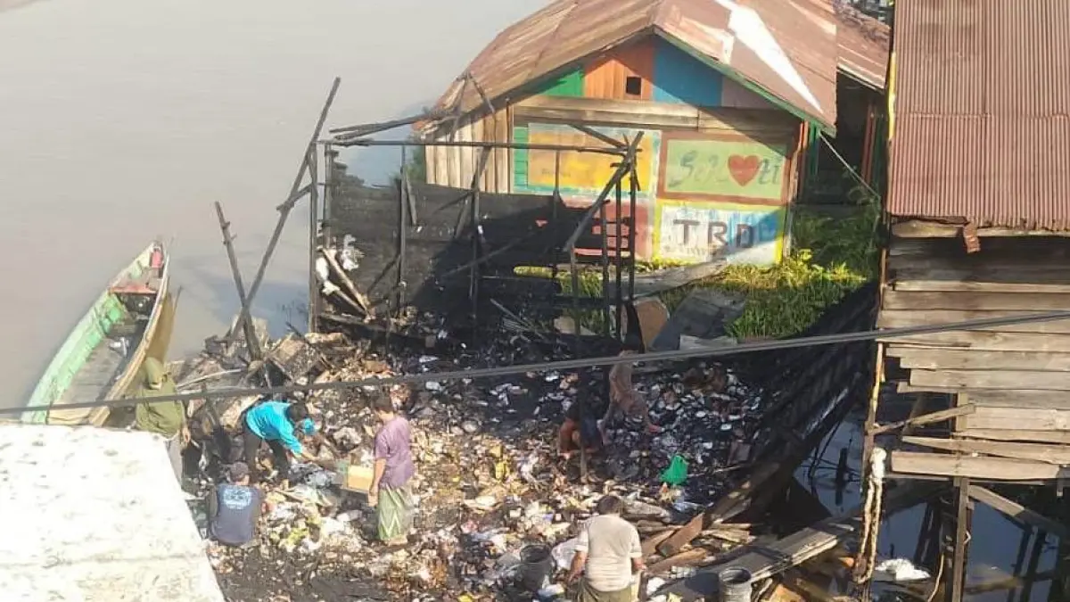 Kios Apung milik Midin di Daha Utara ludes terbakar dilalap api, Kamis dini hari (6/8/2026). (Damkar HSS)&nbsp;