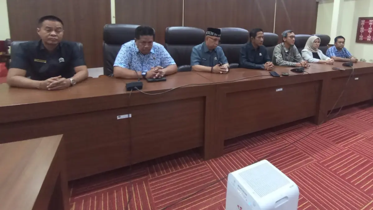 KONFERENSI PERS: Usai Rapat Dengar Pendapat (RDP), DPRD Tapin mengajak manajemen PLN untuk konferensi pers dengan media terkait dampak yang dialami pelanggan listrik terhadap pemadaman bergilir.