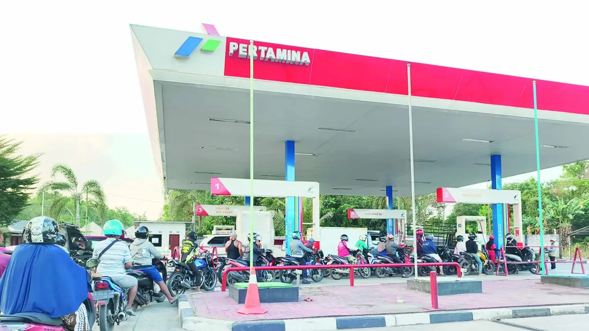 MENGULAR: Antrean panjang sepeda motor yang ingin mengisi pertalite di SPBU Guntung Manggis, Rabu (5/8).&nbsp;
(Foto: SHEILLA/RADAR BANJARMASIN)&nbsp;