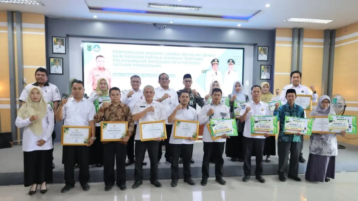 MOMEN: Bupati Kabupaten Hulu Sungai Utara (HSU), H Sahrujani menyerahkan penghargaan kepada pemenang Lomba Sekolah Sehat sekaligus memberikan arahan pelaksanaan Program Revitalisasi Satuan Pendidikan Tahun 2026 di Aula Ki Hajar Dewantara, Dinas Pendidikan dan Kebudayaan HSU. (Foto: Pemkab HSU)
