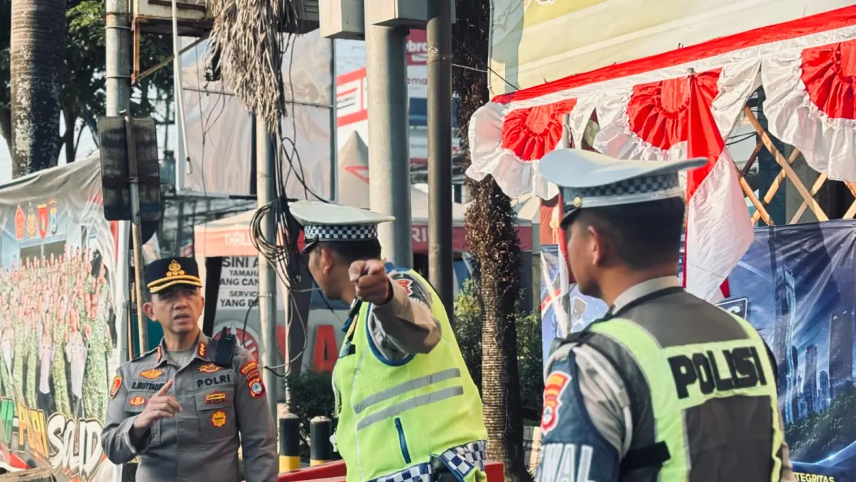 PANTAU: Kapolresta Banjarmasin Kombes Pol Riza Muttaqin memantau arus lalu lintas di Pos KM 6 sekaligus membahas strategi penanganan balap liar bersama personel Satlantas. (Foto: Humas Polresta untuk Radar Banjarmasin)
