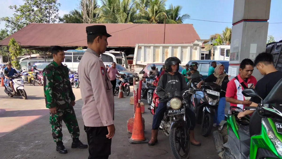 PATROLI : Personel gabungan saat berada di SPBU di Tabalong.
