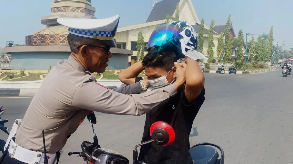 Personel Satlantas Polres HSU membagikan masker gratis kepada pengguna jalan di Bundaran Kota Amuntai. (Polres HSU)