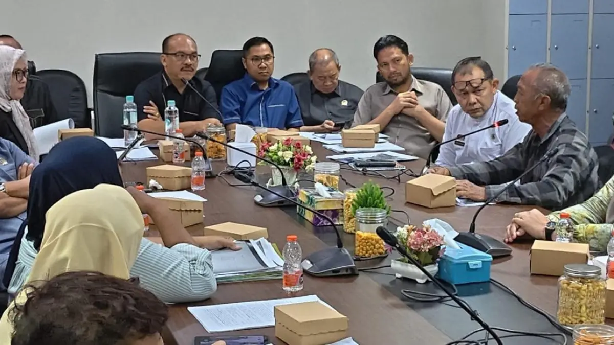 DENGARKAN: DPRD Banjarmasin bersama warga Gang Makmur RT 17, Banyiur, membahas persoalan batas tanah dan badan jalan. BPN diharapkan melakukan ukur ulang. 
