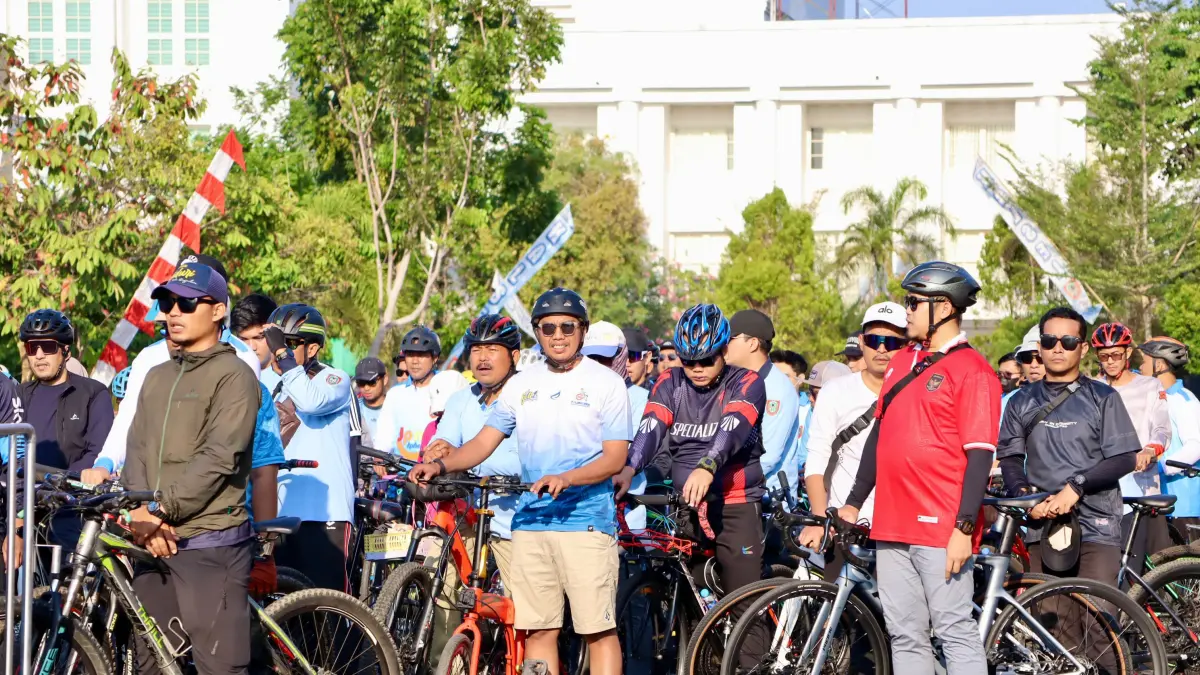 Kepala Dispora Kalimantan Selatan, Pebriadin Hapiz, didampingi Kepala Bidang Pembudayaan Olahraga Muhammad Anugrah saat melepas sekitar 500 peserta gowes bersama di halaman Gedung KH Idham Chalid, kawasan Perkantoran Pemprov Kalsel, Banjarbaru, Kamis (6/8/2026). (M Idris Jian Sidik)