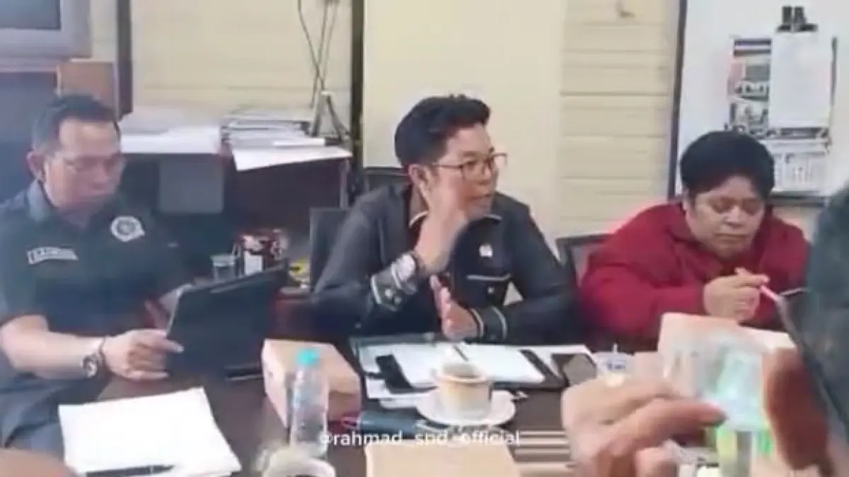 SUASANA RAPAT: Anggota Komisi lll DPRD Kotabaru Rahmad berbicara di hadapan mitra kerja bidang kesehatan.