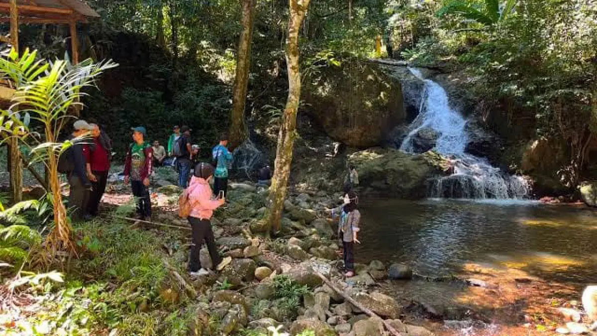 SURVEI KELAYAKAN: Tim gabungan dari instansi terkait saat melakukan peninjauan lokasi di kawasan Tebing Tinggi sebagai langkah awal penyusunan dokumen penawaran investasi pariwisata terpadu. 