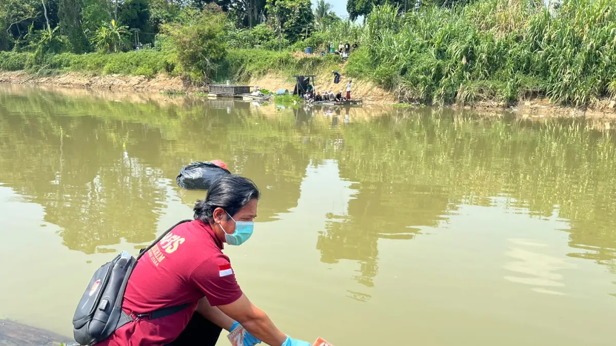 TKP: Petugas melakukan penanganan terhadap penemuan jasad bayi laki-laki di aliran Sungai Negara, Desa Keramat, Kecamatan Amuntai Selatan, Kabupaten Hulu Sungai Utara. Saat ini kasus masih dalam penyelidikan Polres HSU. (Foto: Polres HSU)