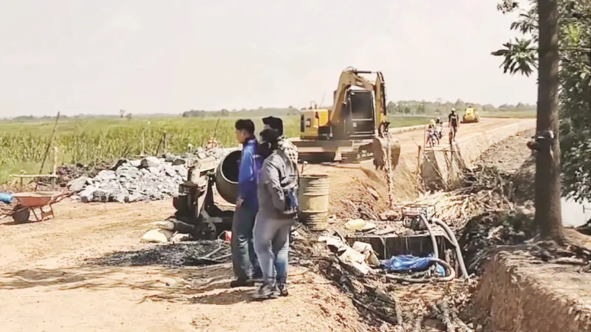 TRASE: Pembangunan ruas Jalan Purnawirawan yang menghubungkan Palam dan Guntung Manggis yang dikerjakan pemerintah pusat. Jalan ini merupakan bagian dari trase Jalan Lingkar.&nbsp;
(Instagram/@hj.lisahalaby)&nbsp;
