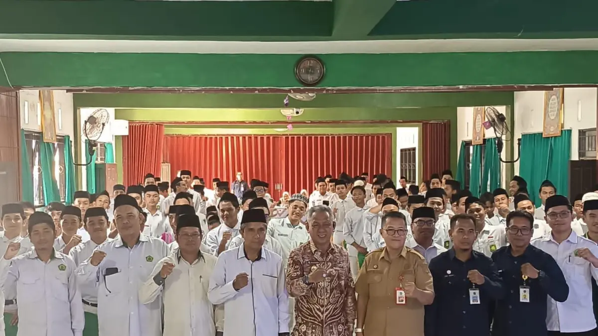 HADIR: Sekretaris Daerah HSU, H Adi Lesmana mewakili Bupati HSU, H Sahrujani membuka sosialisasi pencegahan penyalahgunaan narkoba di SMAN 1 Amuntai Utara dan MA Rakha Amuntai sebagai bagian dari Program HATI (HSU Peduli Tanpa Narkoba). (Foto: Pemkab HSU)&nbsp;