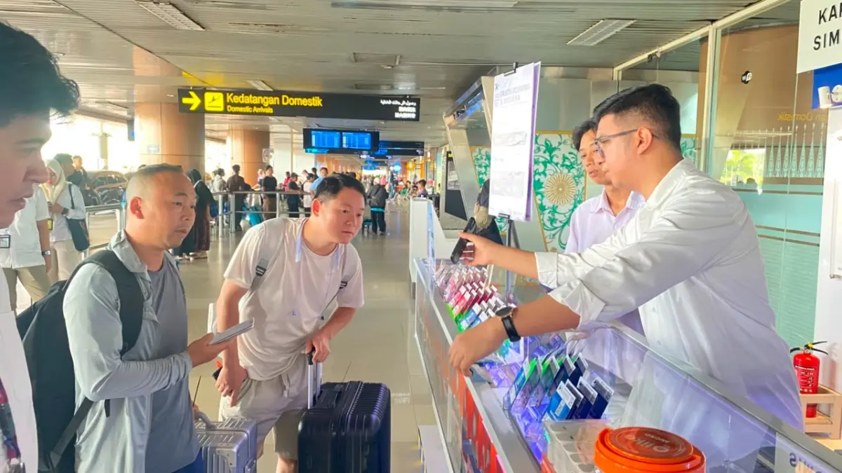 BANDARA SUPADIO: General Manager PT Angkasa Pura Indonesia KC Bandara Internasional Supadio Pontianak, Maya Damayanti (kiri) Bersama Head of Sales Kalimantan Barat XLSMART, Hurry Amar Sidqi (kanan), melakukan kunjungan ke KAPUAS SIMCARD Store sebagai titik layanan aktivasi SIM card pertama di Bandara Internasional Supadio. Kehadiran gerai ini memudahkan wisatawan domestik maupun mancanegara memperoleh layanan komunikasi sejak tiba di Kalimantan Barat. (foto: Corporate Communication XLSMART)
