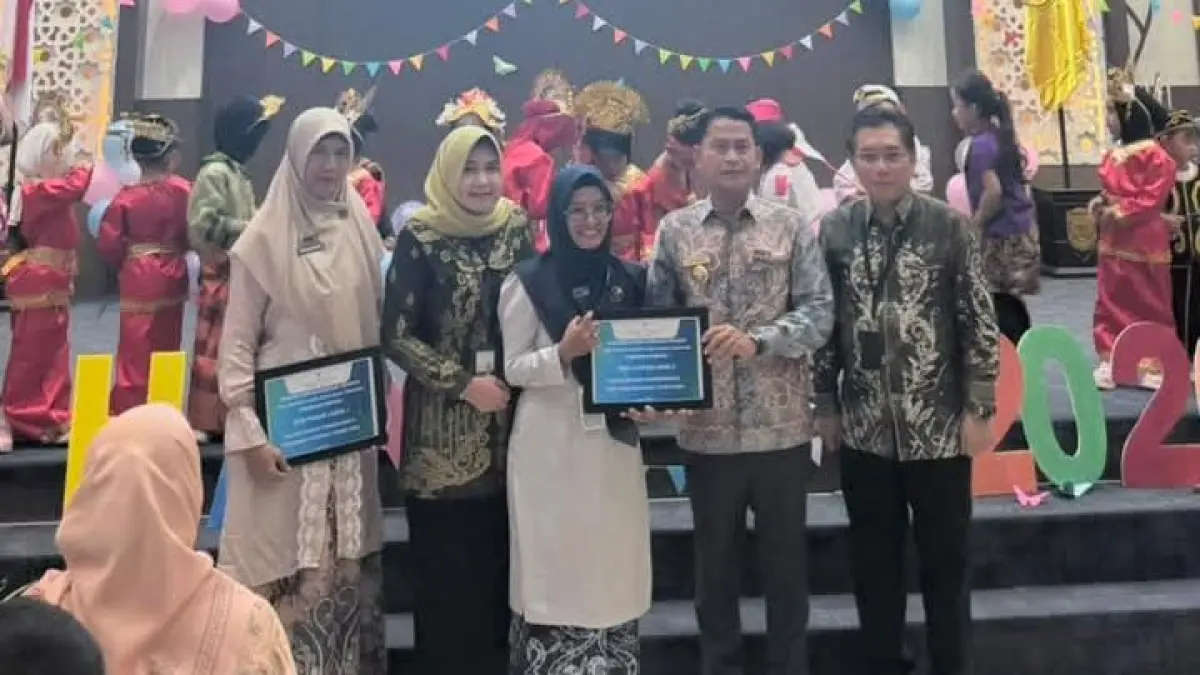 APRESIASI: Apresiasi dari Bank Kalsel diserahkan Wali kota Banjarmasin, HM Yamin HR kepada Kepala Sekolah dengan Tabungan Simpel terbanyak.(Foto: Bank Kalsel)