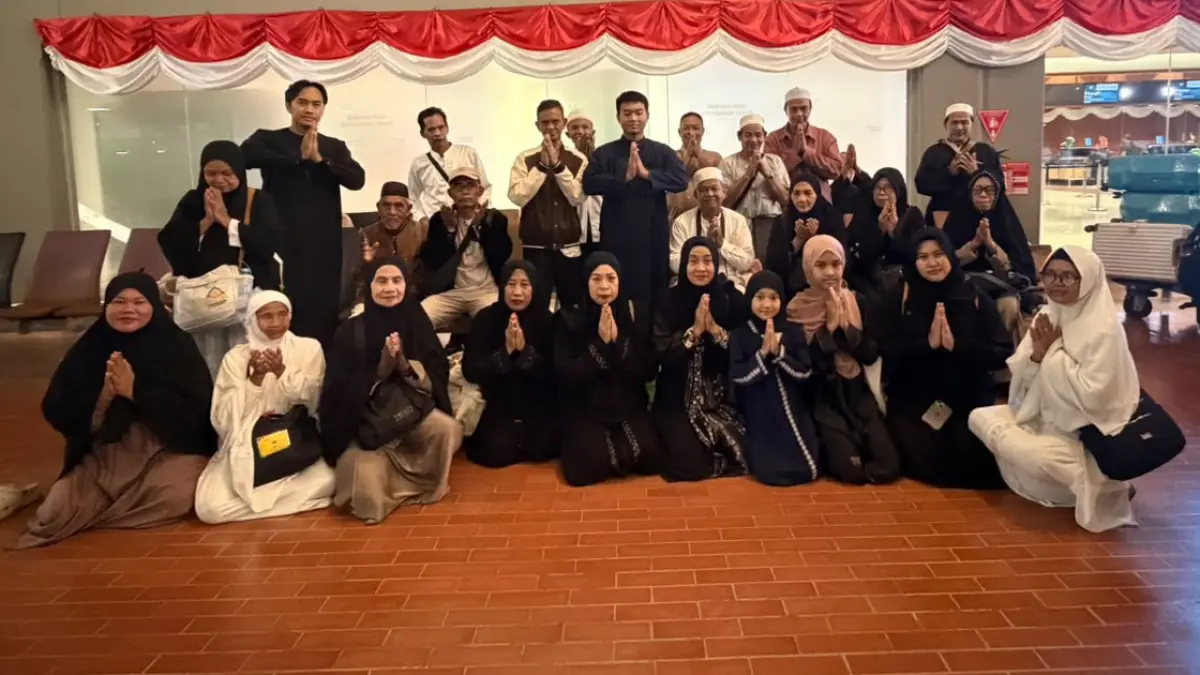BAHAGIA: Para jemaah umrah berangkat dari Bandara Soekarno-Hatta menuju Banjarmasin.