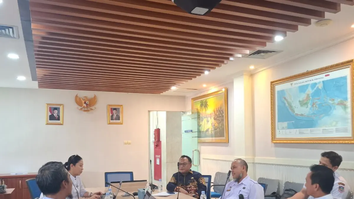 BERJUANG: Rapat koordinasi Wakil Ketua DPRD Kotabaru Awaludin bersama Dinas Perikanan dengan KKP membahas Program Kampung Nelayan Merah Putih yang lolos verifikasi pusat.
Foto: Awaludin untuk Radar Banjarmasin.&nbsp;