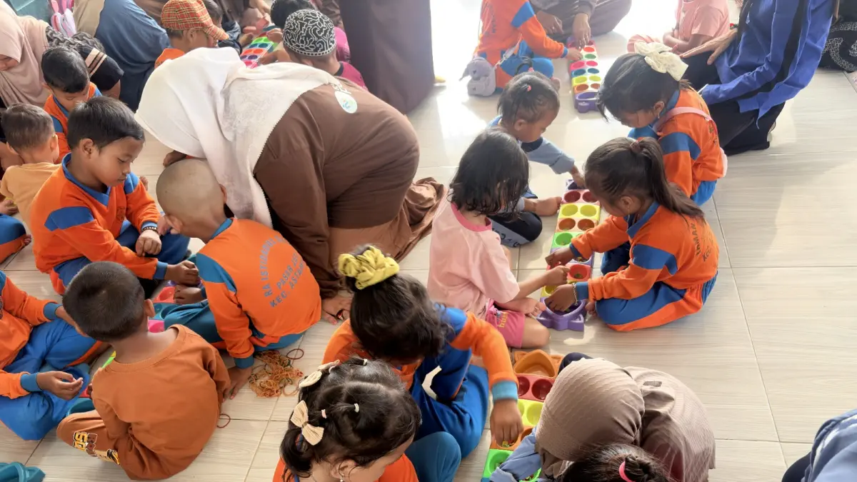 BERMAIN: Anak-anak mengikuti permainan tradisional sebagai bagian dari program GASAK untuk melatih kemampuan bekerja sama, berkomunikasi, berbagi, dan membangun kecerdasan sosial sejak usia dini