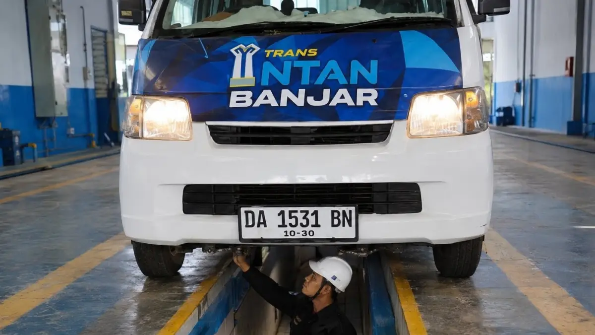 CEK KELAIKAN: Pemeriksaan komponen salah satu unit Trans Intan Banjar saat proses Uji KIR di UPTD &nbsp;Pengujian Kendaraan Bermotor (PKB) Dishub Kabupaten Banjar, beberapa waktu lalu. (FAFLAN ZAKIRI/RADAR BANJARMASIN)