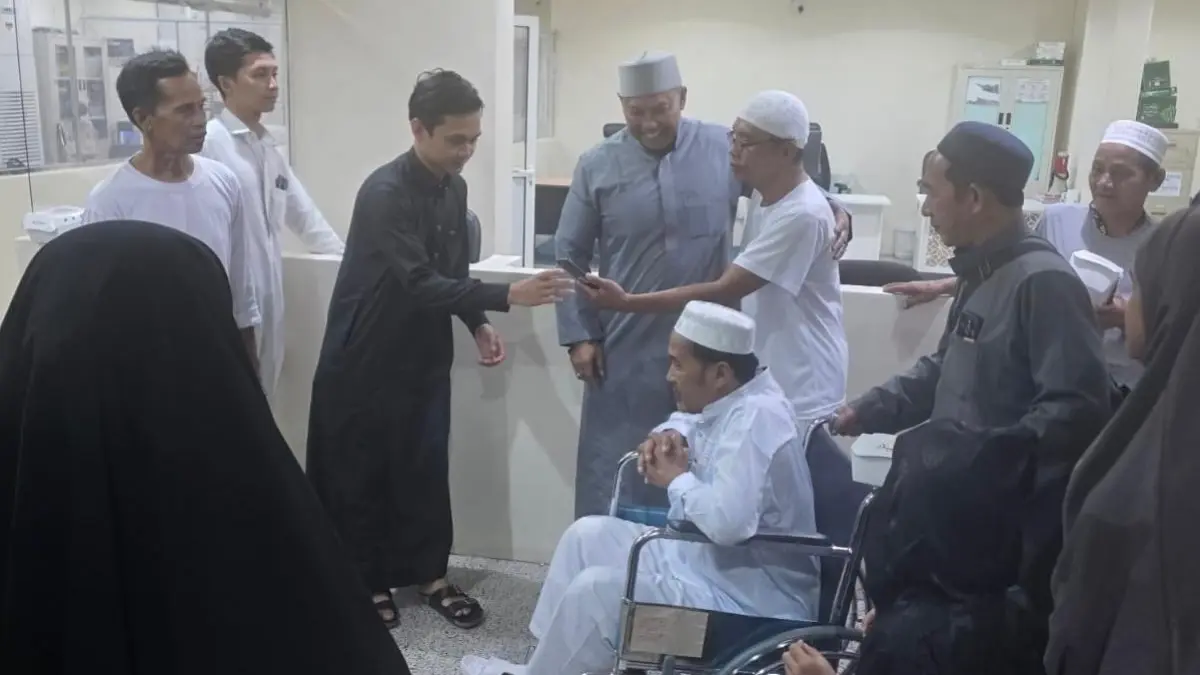 DIPULANGKAN: Anggota DPR RI, Bambang Heri Purnama saat bertemu jemaah umrah asal Kalsel yang tak bisa pulang. Ia memfasilitasi kepulangan ke Indonesia. (Istimewa)