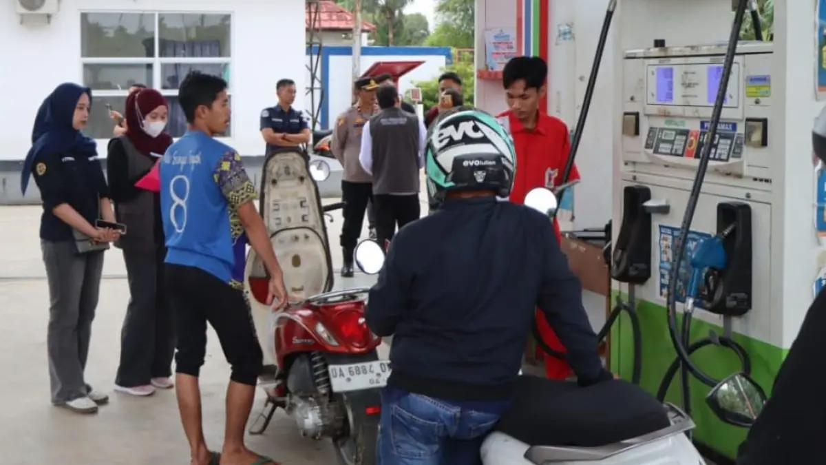 DITUNTUT SABAR: Antrean BBM subsidi berjam-jam di SPBU HST.