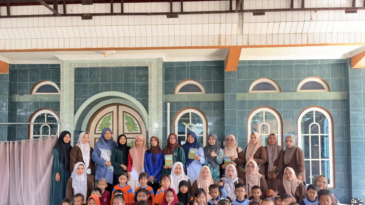 KOLABORASI: Tim dosen Jurusan Kebidanan Poltekkes Kemenkes Banjarmasin bersama orang tua, guru PAUD, kader kesehatan, bidan desa, dan pemerintah desa berfoto bersama usai pelaksanaan program GASAK di Desa Pasar Jati, Kecamatan Astambul, Kabupaten Banjar.