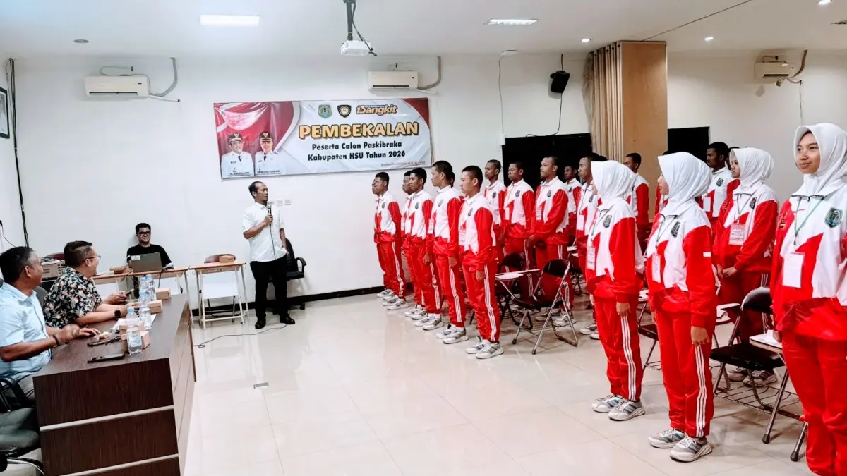 HADIR:Kasat Resnarkoba Polres HSU, AKP Sutargo memberikan materi pencegahan penyalahgunaan narkoba kepada peserta calon Paskibraka Kabupaten Hulu Sungai Utara Tahun 2026 di Aula BKPSDM HSU. (Foto: Polres HSU)