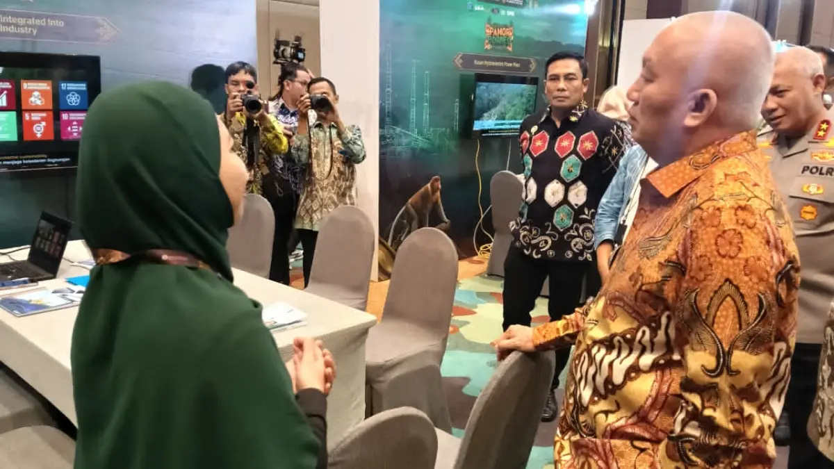 INVESTASI: Gubernur Kalsel, H Muhidin saat melihat langsung 15 proyek investasi yang ditawarkan di Pamor Borneo 2026 di FUGO Hotel Banjatmasin, Jumat (7/8/2026).(Foto: Raudah Anisya/Radar Banjarmasin)&nbsp;