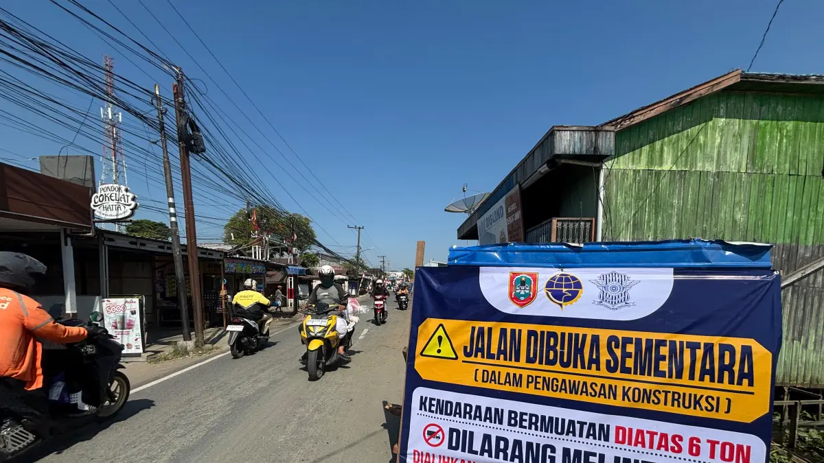 Arus lalu lintas mulai kembali melintas di Jalan Veteran Km 5,5, Kelurahan Sungai Lulut, Banjarmasin Timur, Jumat (7/8/2026). Jalan dibuka terbatas dengan pembatasan kendaraan maksimal 6 ton selama masa pemantauan konstruksi. (Zulvan Rahmatan/Radar Banjarmasin)