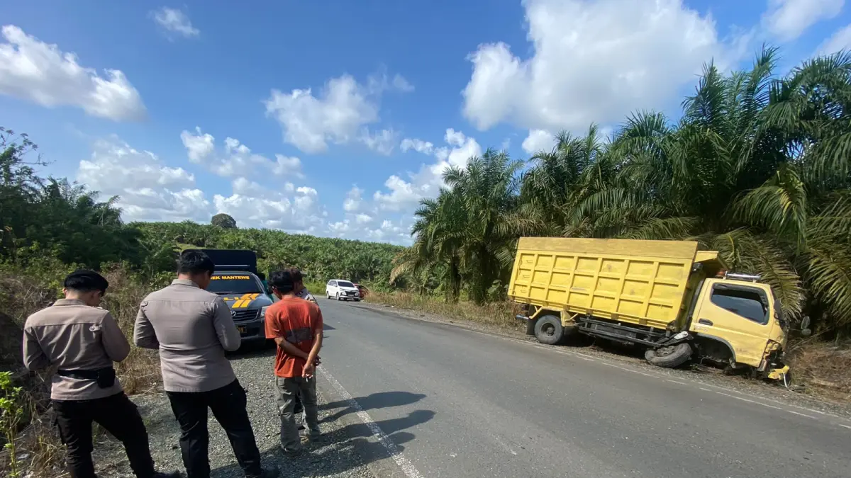 LAKA: Petugas kepolisian melakukan olah tempat kejadian perkara (TKP) kecelakaan lalu lintas yang melibatkan dump truk dan mobil Xenia di Km 22, Kecamatan Simpang Empat, Kabupaten Tanah Bumbu, Jumat (7/8). (Foto: PKJR Tanah Bumbu)