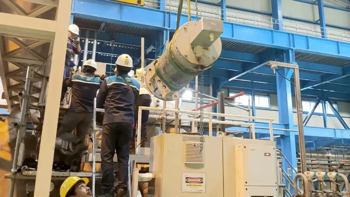 MAINTENANCE: PLN UID Kalselteng terus melakukan perbaikan pembangkit untuk menjaga keandalan kelistrikan di Kalselteng.(Foto: PLN UID Kalselteng)