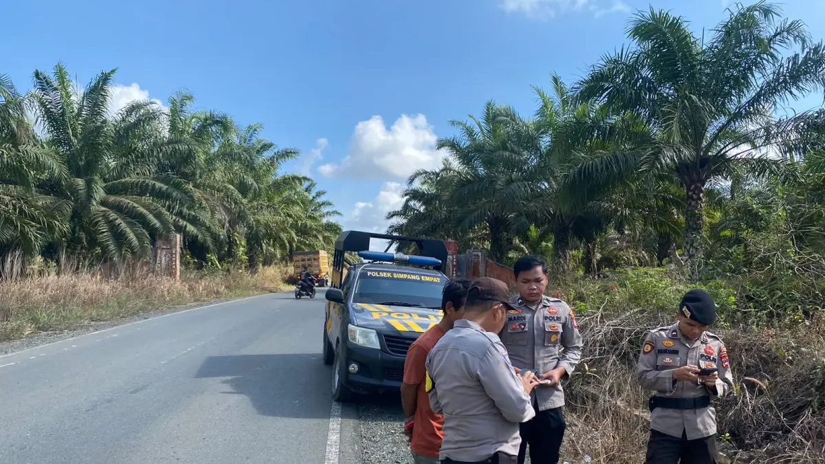 MINTAI KETERANGAN: Petugas kepolisian meminta keterangan sopir dump truk di lokasi kecelakaan yang melibatkan rombongan Dinkes Kalsel di Km 22, Kecamatan Simpang Empat, Kabupaten Tanah Bumbu, Jumat (7/8). (Foto: PKJR Tanah Bumbu)