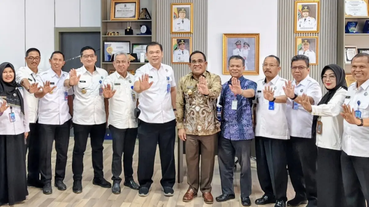 MOMEN: Bupati HSU, Sahrujani foto bersama Kepala BNNP Kalsel, Brigjen Pol Asep Taufik beserta jajaran Kepala BNN Kabupaten/Kota se-Kalsel, Kamis (6/8/2026).(Foto: Pemkab HSU)