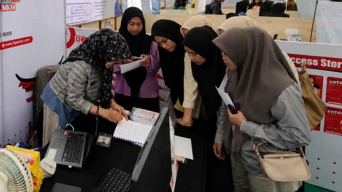 PASAR KERJA: Sejumlah pencari kerja mengisi formulir pendaftaran saat mengikuti proses rekrutmen perusahaan pada Job Fair yang digelar Dinaker Kalsel, beberapa waktu lalu.