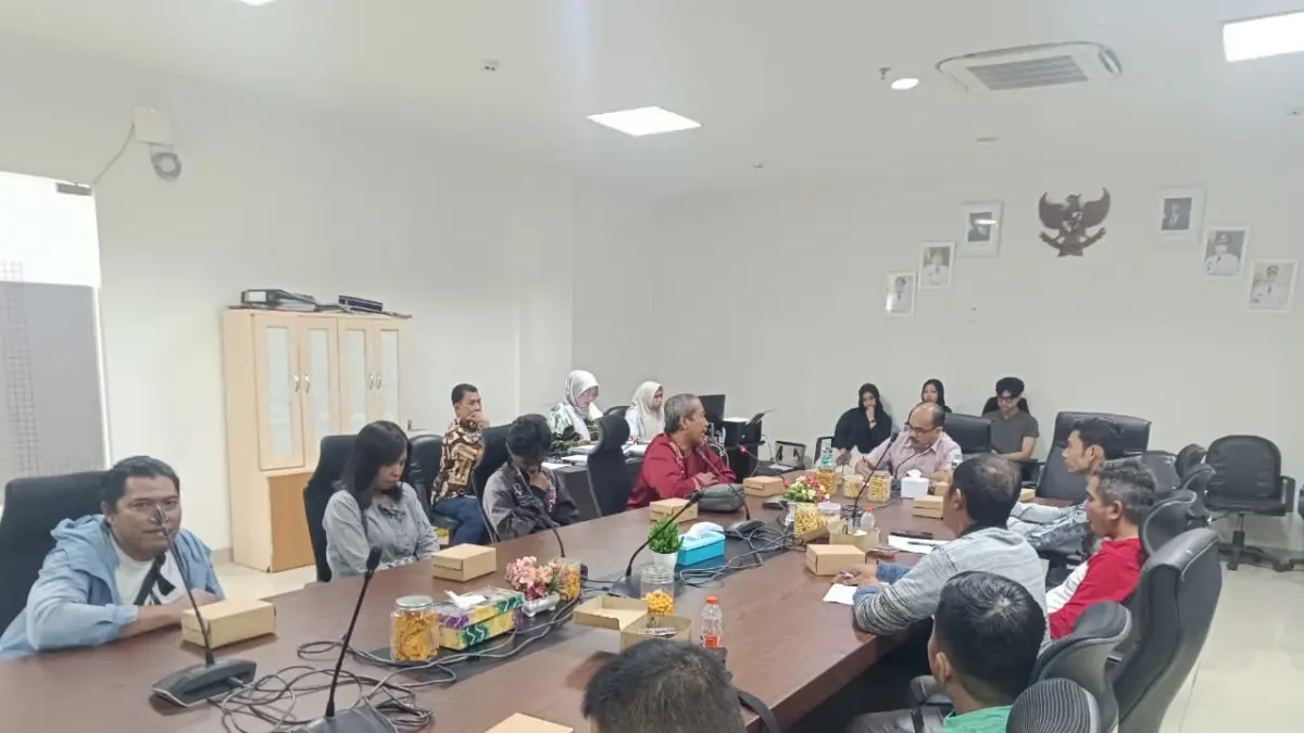 Pedagang koran di kawasan Jalan BRI mendapat opsi tempat baru setelah DPRD memfasilitasi pertemuan terkait rencana penertiban. (Foto: Endang Syarifuddin/Radar Banjarmasin)