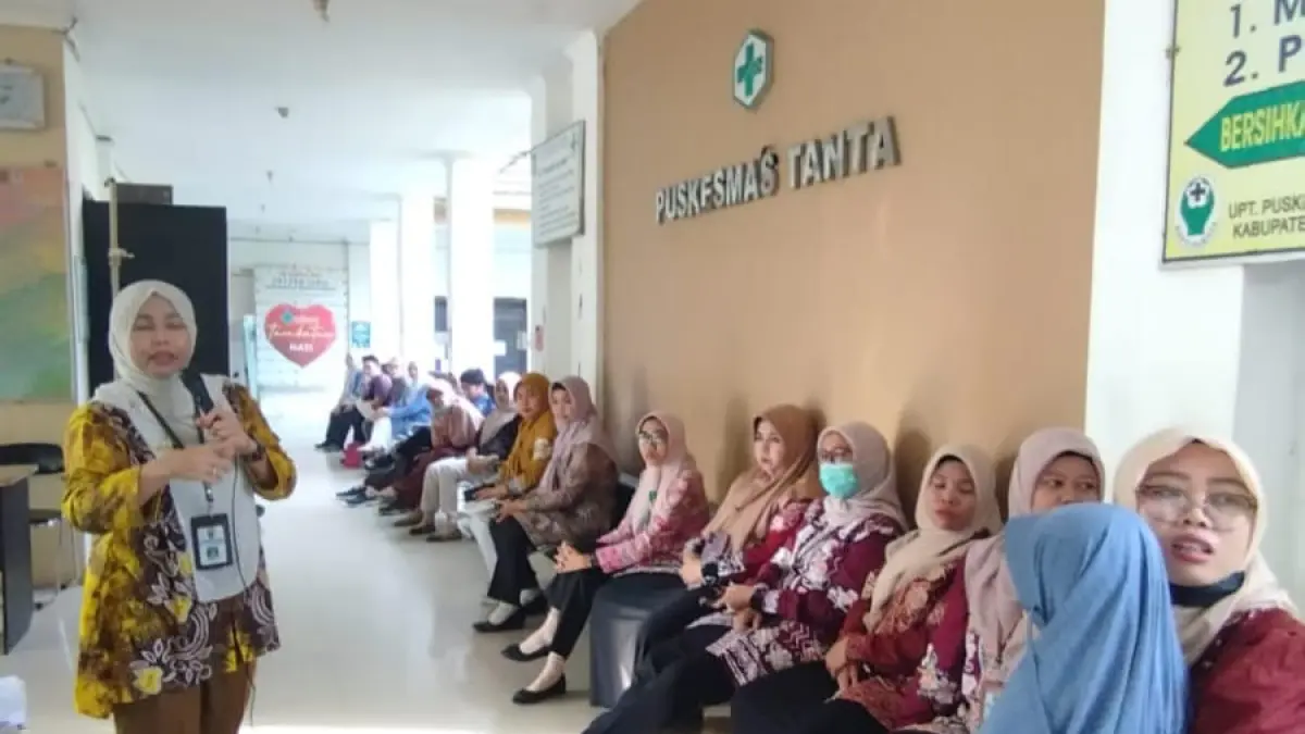 PELAYANAN: Jajaran tenaga kesehatan Puskesmas Tanta bersiap memberikan pelayanan kepada masyarakat sebagai bagian dari peningkatan mutu layanan kesehatan. (Foto: Ibnu Dwi Wahyudi/Radar Banjarmasin)

