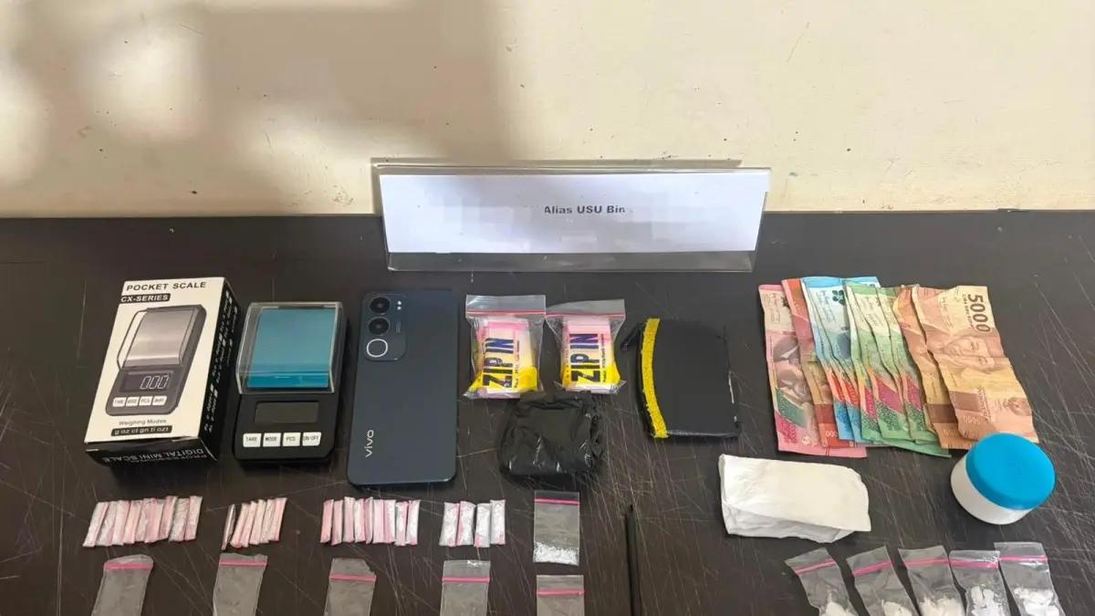 SITAAN: Barang bukti 34 paket sabu beserta sejumlah peralatan diamankan Satresnarkoba Polres HSU dari tersangka AM alias Usu saat penggerebekan di Desa Babirik Hilir, Kecamatan Babirik. (Foto: Polres HSU)