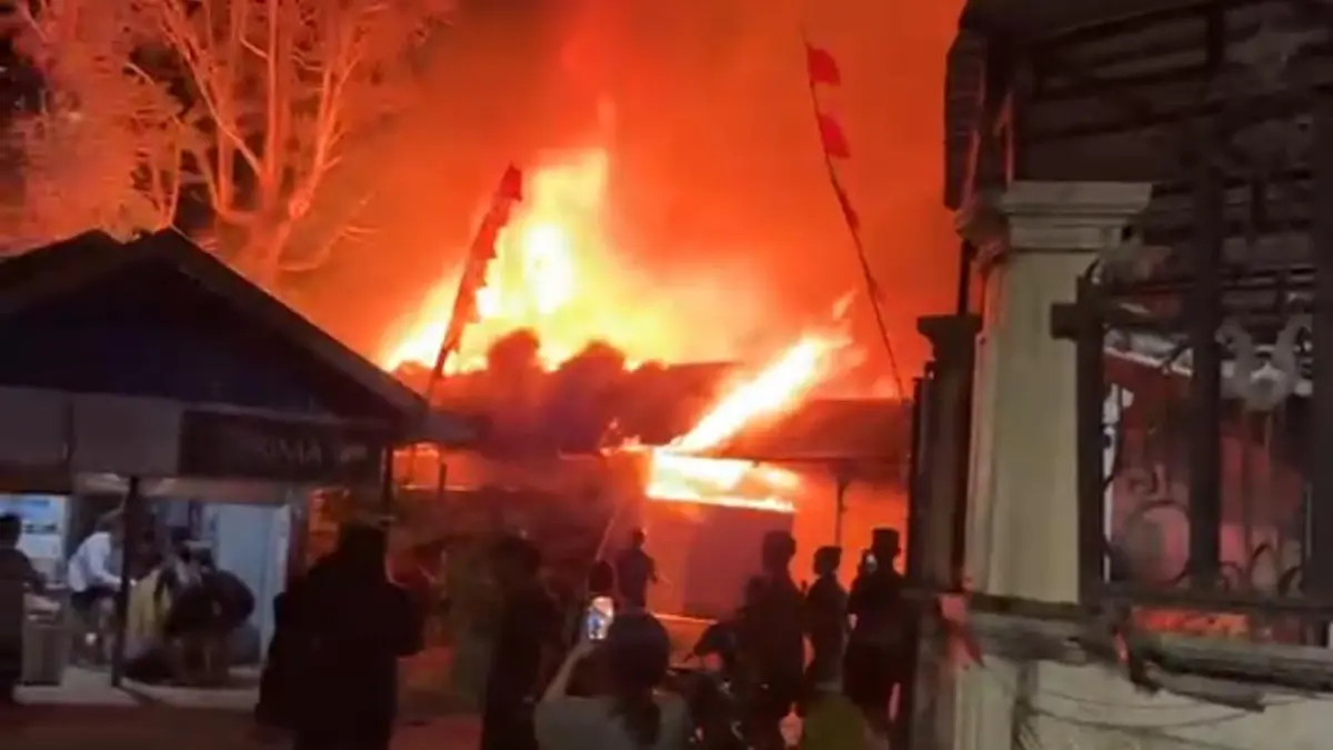 TERBAKAR: Petugas gabungan saat melakukan aksi pemadaman rumah yang terbakar.
Foto relawan&nbsp;