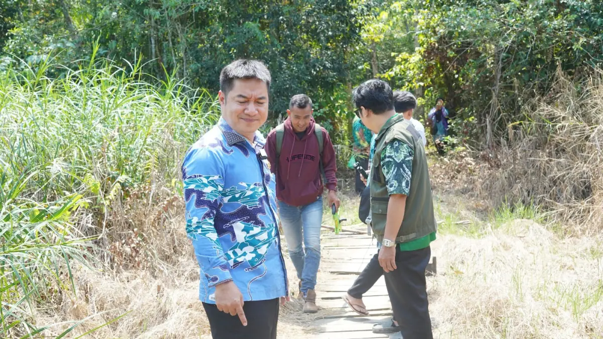 TINJAU INFRASTRUKTUR RUSAK: Anggota DPRD Balangan bersama tim teknis Dinas PUPR Perkim saat mengukur jembatan kayu lapuk di Desa Muara Ninian yang diproyeksikan untuk dibangun ulang pada tahun 2027. (Faturrahman untuk Radar Banjarmasin)
