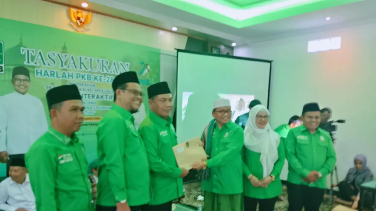 LEGITIMASI: Ketua DPC PKB Banjarmasin, Deddy Sophian (tiga dari kiri) menerima SK kepengurusan DPC PKB Kota Banjarmasin dari DPW PKB Kalsel. Usai menerima SK, pembenahan struktur hingga tingkat DPRT langsung dikebut.(Foto: Endang Syarifuddin/Radar Banjarmasin)
