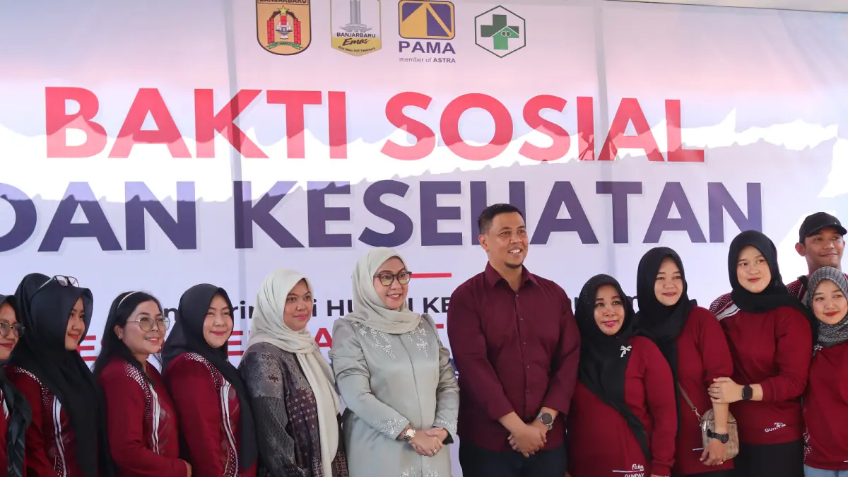 BERSAMA: Wali Kota Banjarbaru Hj Erna Lisa Halaby bersama BBSO Head PT Pamapersada Nusantara Arif Cahyadi, camat, lurah dan jajaran berfoto bersama usai kegiatan bakti sosial.