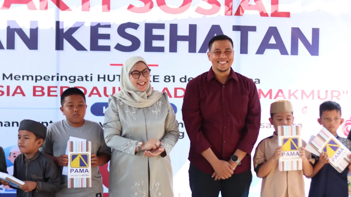 BINGKISAN; Wali Kota Banjarbaru Hj Erna Lisa Halaby dan BBSO Head PT Pamapersada Nusantara Arif Cahyadi berfoto bersama anak-anak peserta sunat gratis usai menyerahkan bingkisan.
