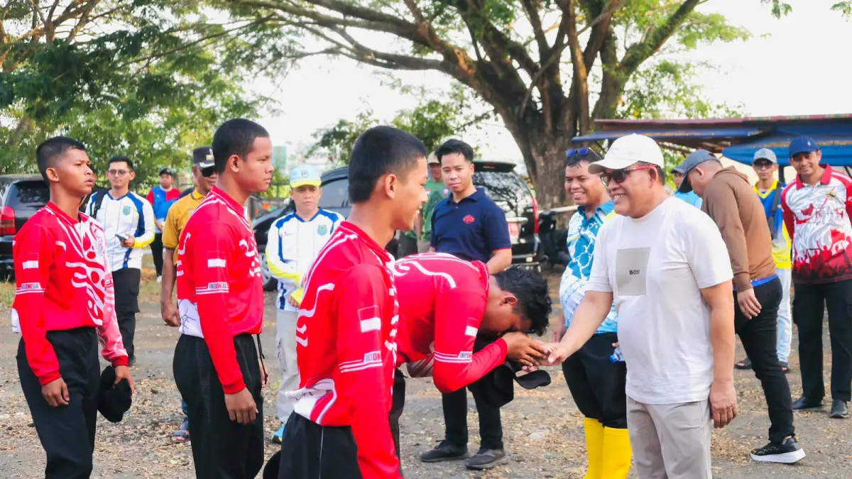 HADIR: Bupati HSU, H Sahrujani memberikan arahan dan motivasi kepada peserta PASKI Kecamatan Babirik saat menjalani latihan persiapan HUT ke-81 Kemerdekaan RI.