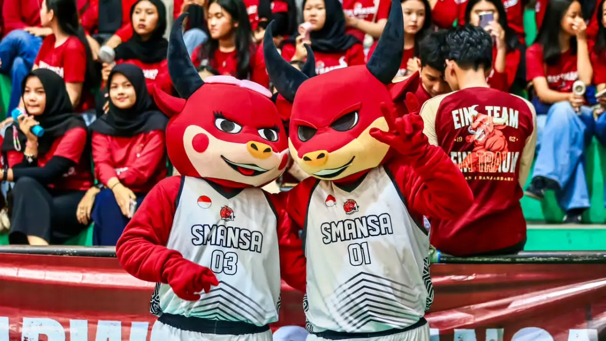IKONIK: Bensa dan Bensi, maskot Ultras Smansa SMAN 1 Banjarbaru, kembali hadir di tribun Honda DBL with Kopi Good Day 2026 South Kalimantan. (Foto: DBL Indonesia)