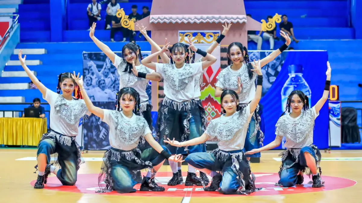 LEPAS: Dancer SMAN 3 Kandangan tampil lepas dan ceria di AQUA DBL Dance 2026 South Kalimantan. (Foto: DBL Indonesia)