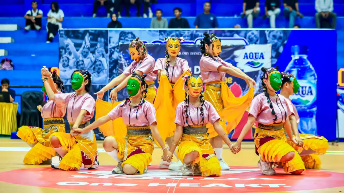 MENARIK: Penampilan SMAN 1 Kandangan berhasil menarik hati penonton lewat tari kuda gipangnya. (Foto: DBL Indonesia)