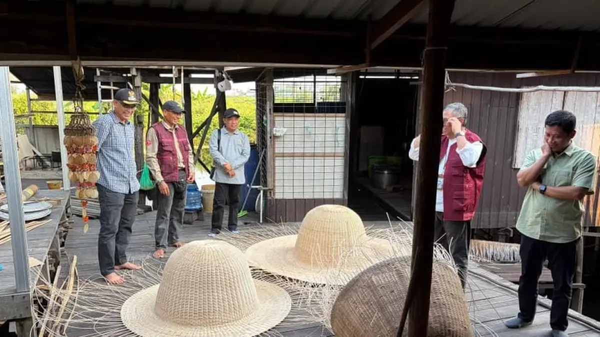 MOMEN: Wakil Bupati HSU, Iwan Alabio bersama rombongan Faperta ULM saat melakukan monitoring sejumlah potensi unggulan masyarakat di Kabupaten HSU. (Foto: Pemkab HSU)
