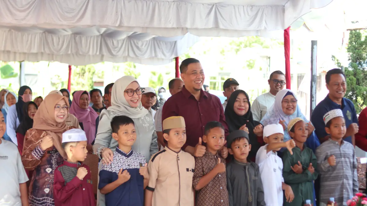MOMEN: Wali Kota Banjarbaru Hj Erna Lisa Halaby bersama BBSO Head PT Pamapersada Nusantara Arif Cahyadi saat membuka bakti sosial dan kesehatan dalam rangka HUT ke-81 RI di Kelurahan Guntung Payung, Sabtu (8/8/2026).