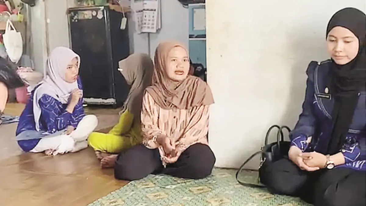 PENDAMPINGAN: UPTD PPA Banjarbaru bersama pihak Kelurahan Syamsudin Noor saat pendampingan anak Nana yang trauma akibat konflik kepemilikan lahan.
(PPA Banjarbaru untuk Radar Banjarmasin)&nbsp;
