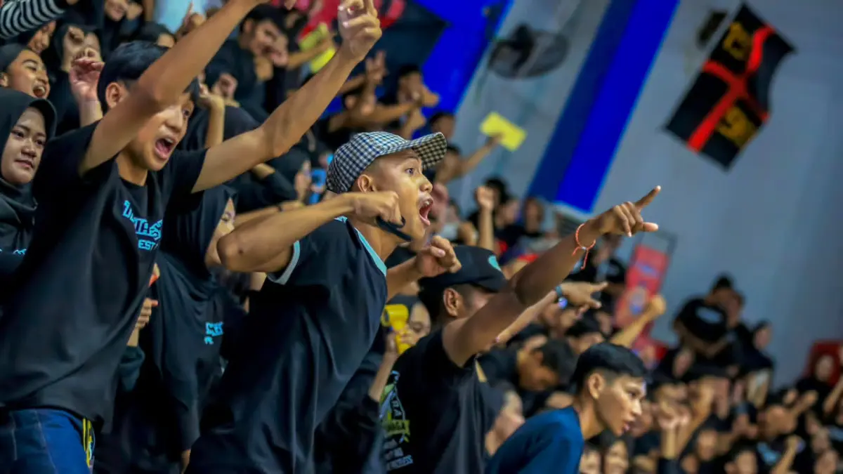 RIUH: Ratusan supporter Teriak SMAGA memeriahkan laga perdana Honda DBL with Kopi Good Day 2026 South Kalimantan. (Foto: DBL Indonesia)
