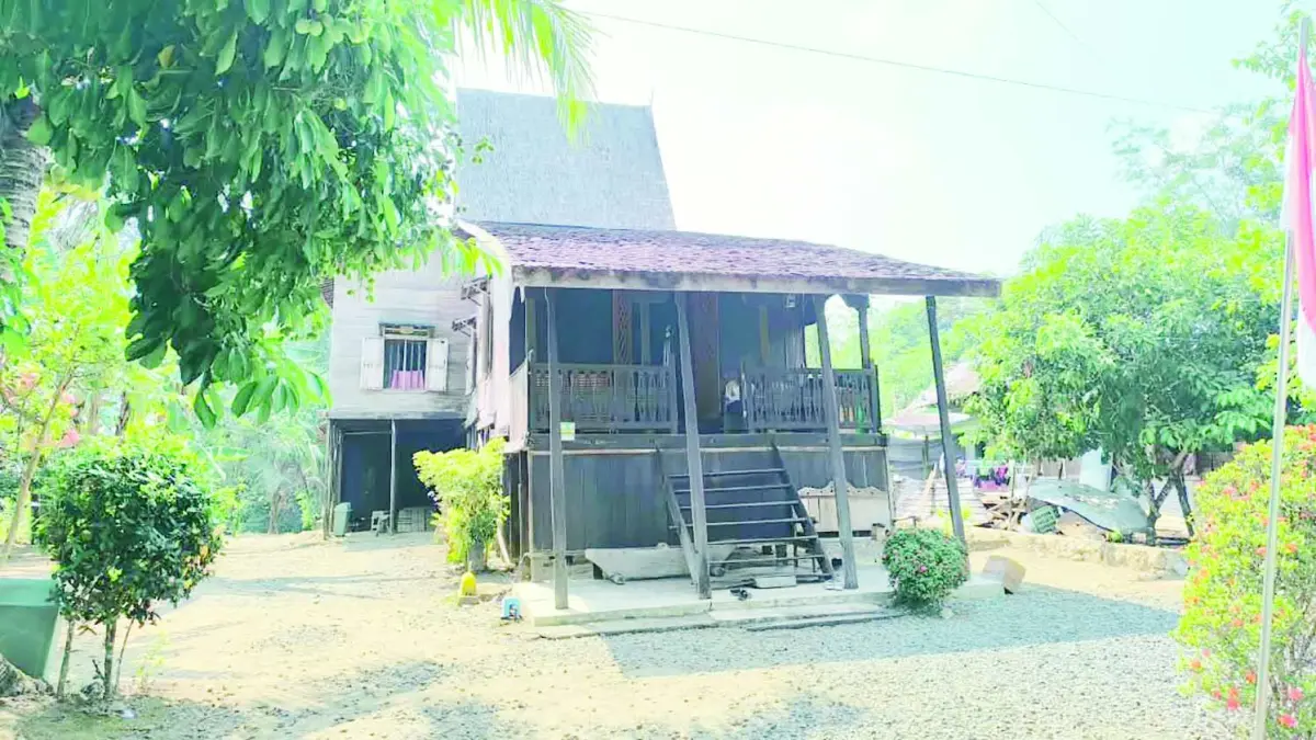 Rumah Bubungan Tinggi di Desa Tarangan Paringin Selatan